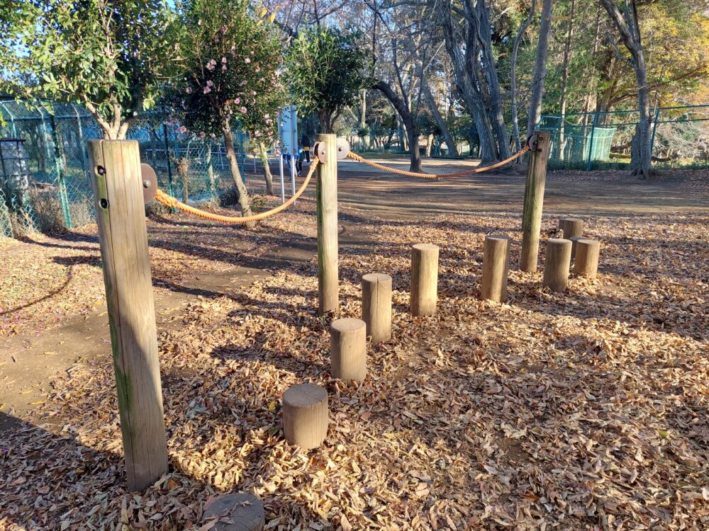 内牧公園・アスレチック広場のアスレチック遊具（丸太杭渡り）