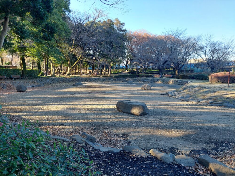 冬の枯れた内牧公園のじゃぶじゃぶ池