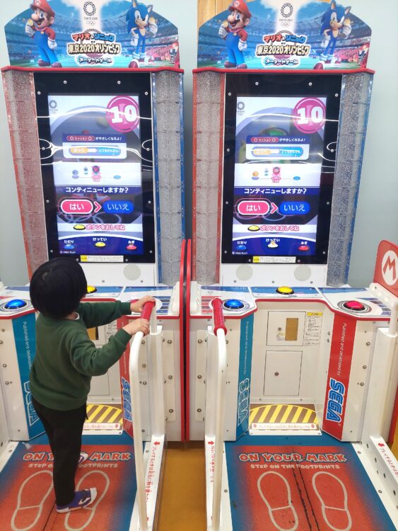 ファンタジーキッズリゾート北上尾店のアーケードゲームで遊ぶ子供