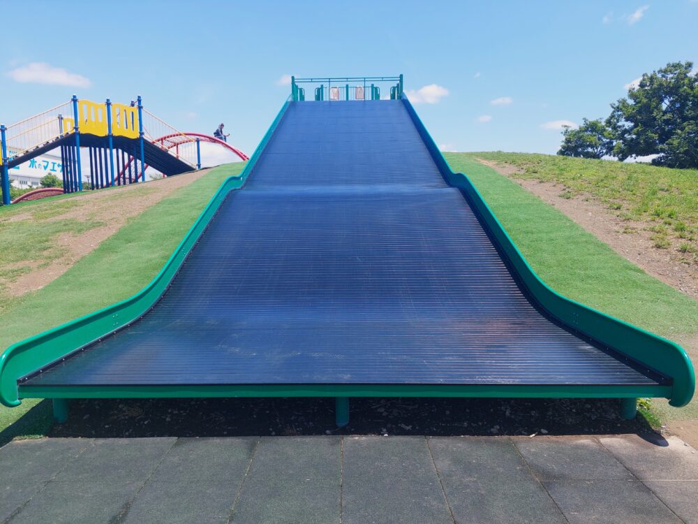 権現堂2号公園（ハッピー公園）の巨大遊具（ロングカーボンスライダー）