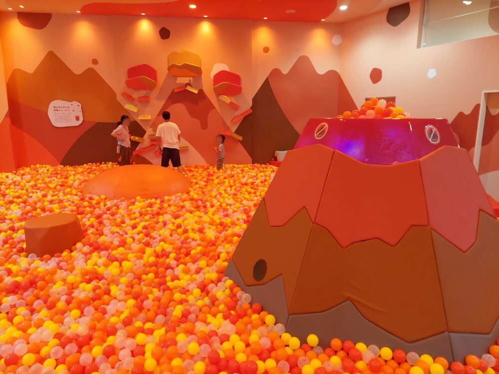 ちきゅうのにわ羽生店の火山エリア