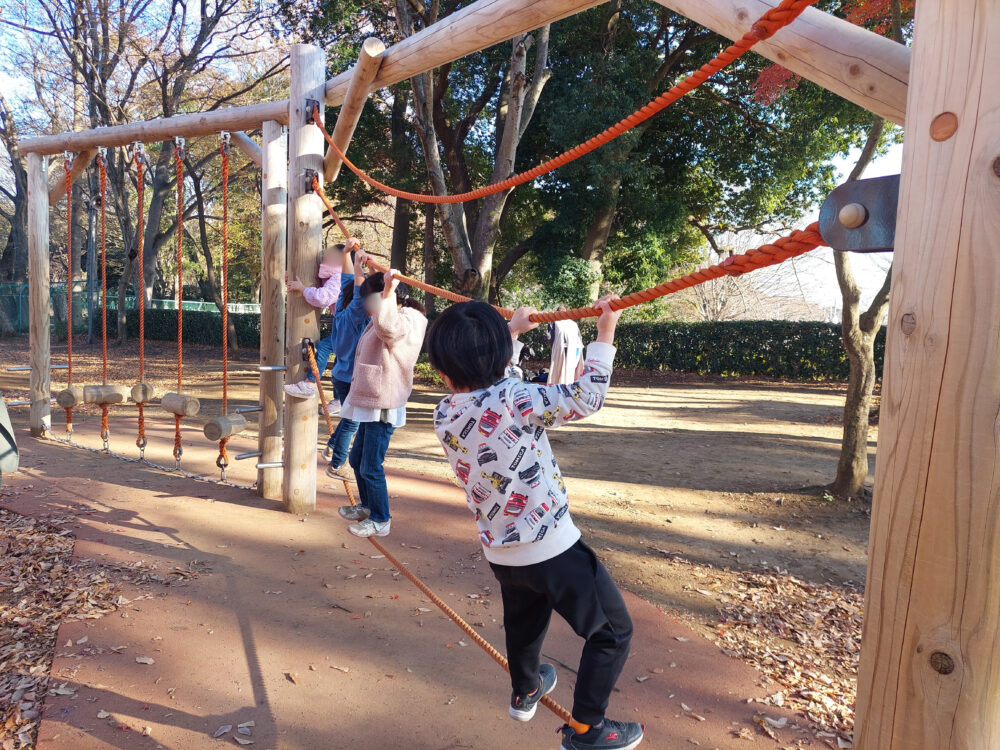 内牧公園・アスレチック広場のアスレチック遊具（にんじゃ渡り）