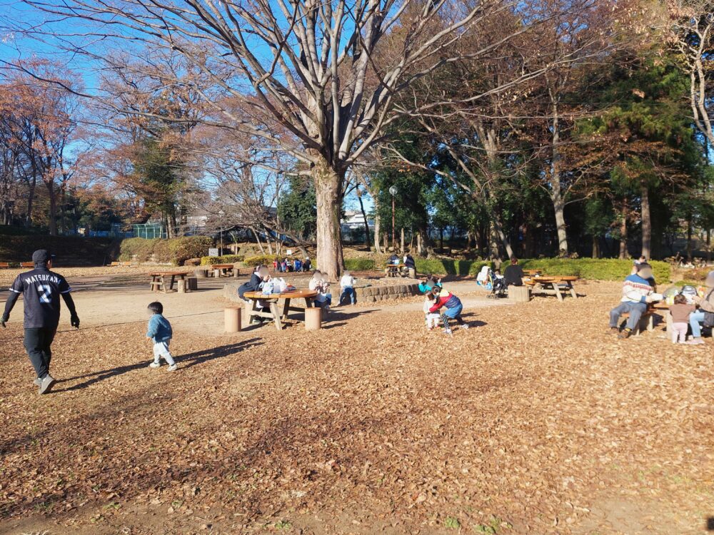 内牧公園のピクニック広場でにぎわう人々