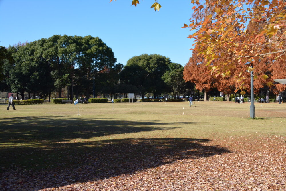 みさと公園の多目的広場でゲートボールする人々