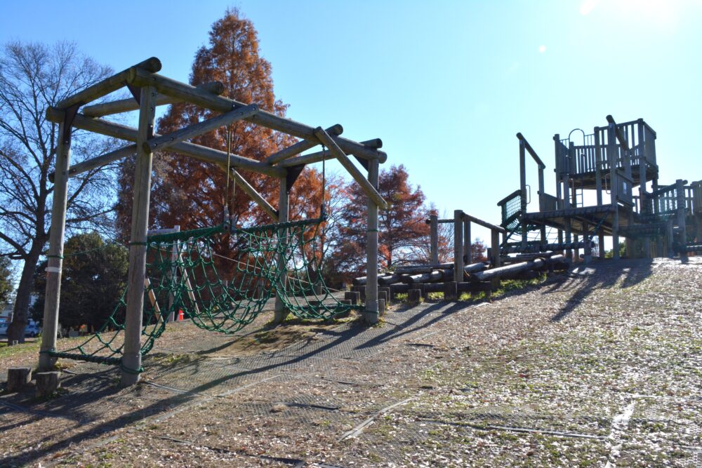 みさと公園のフィールドアスレチック遊具（ゆらゆらネット、アミダロープ）