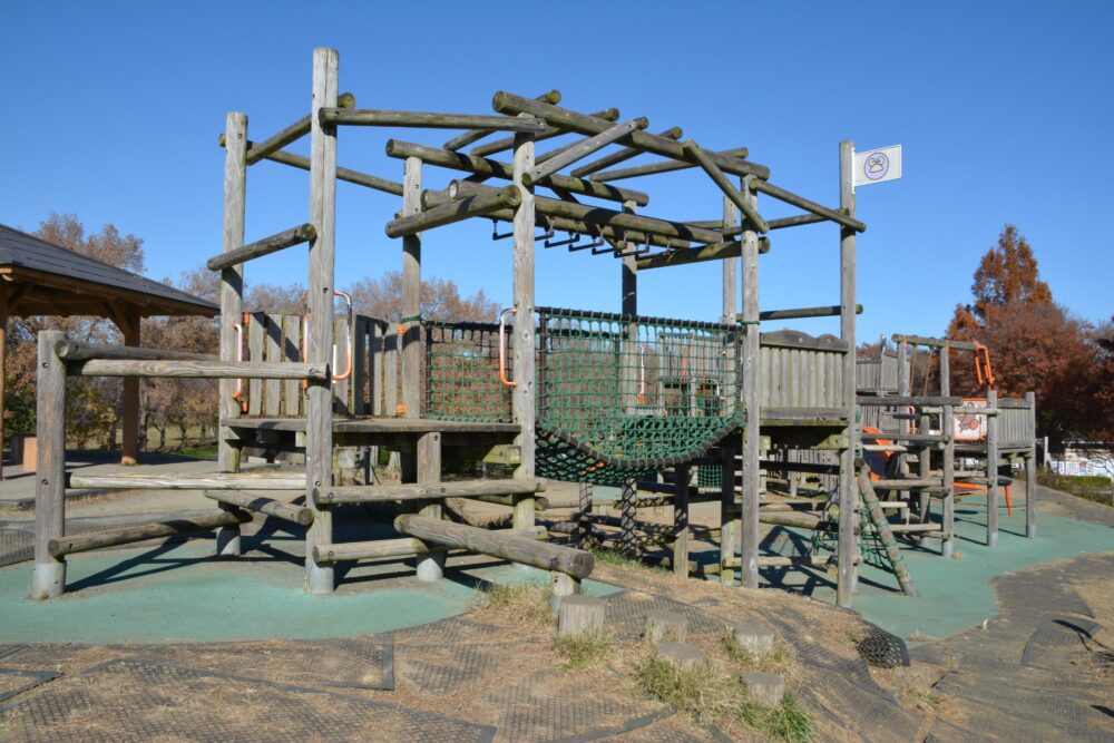 みさと公園のアスレチック遊具