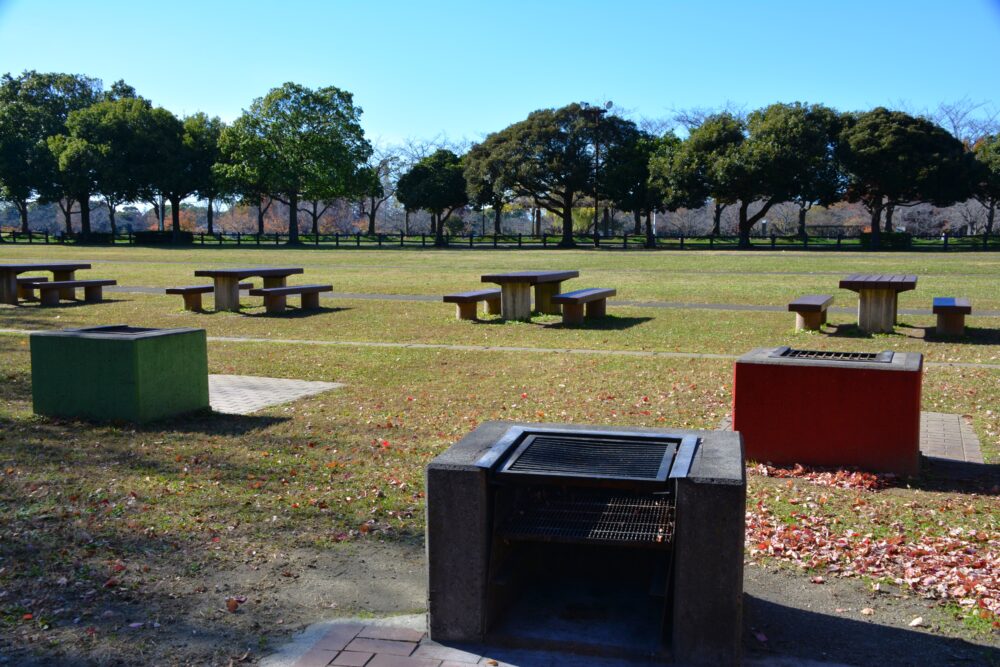 みさと公園のバーベキュー広場のベンチとかまど