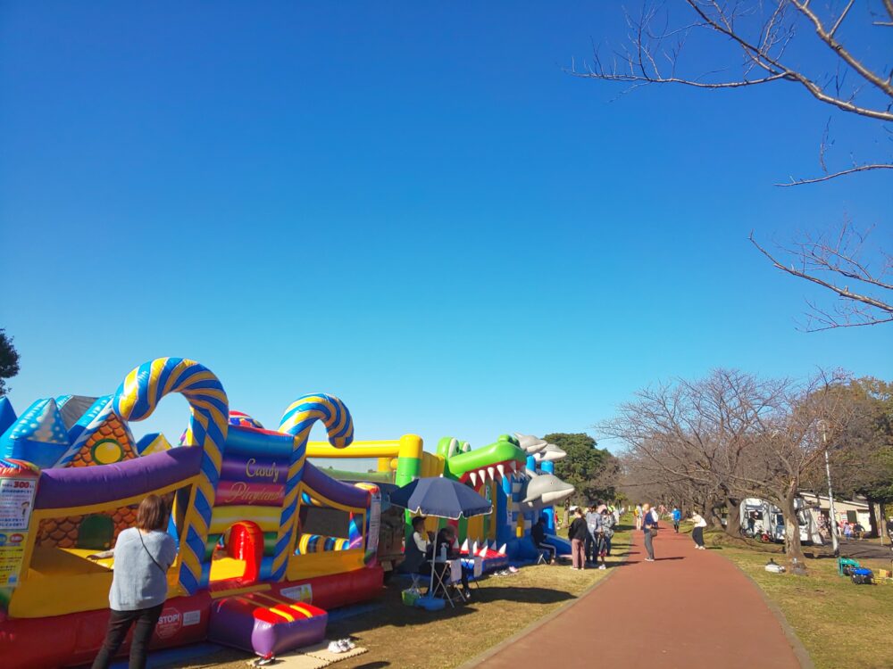 エアー遊具やキッチンカーで賑わう休日のみさと公園