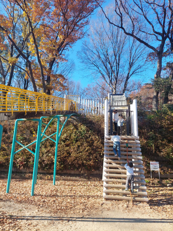 内牧公園・ピクニック広場のローラースライダー脇の遊具