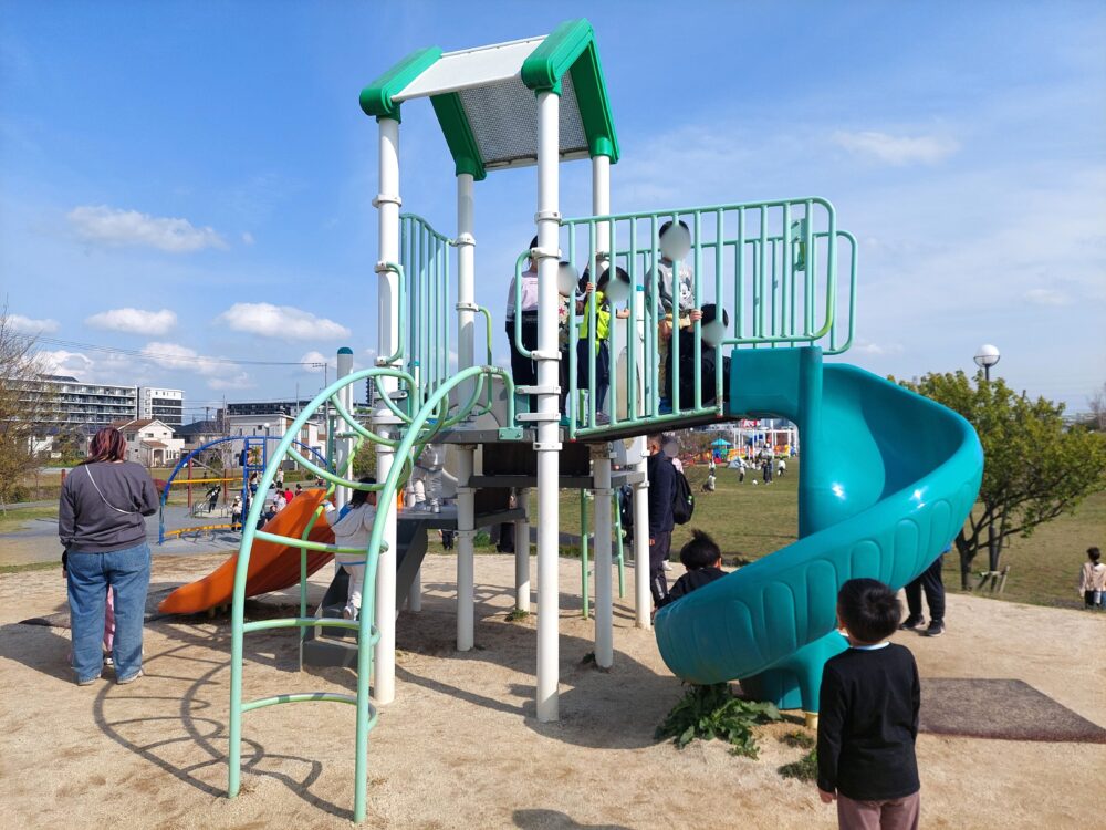 吉川市の美南中央公園の複合遊具