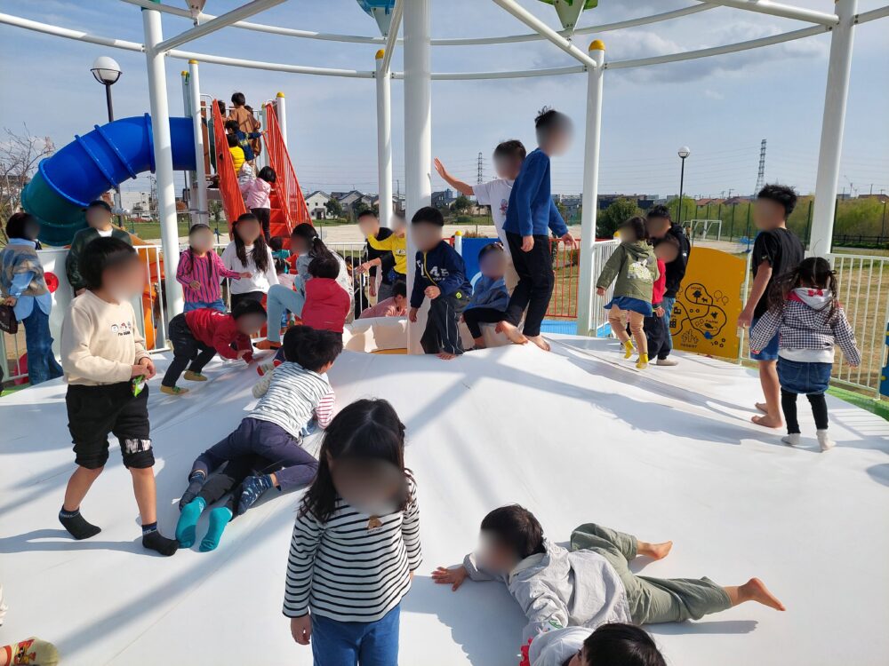吉川市の美南中央公園にある大型複合遊具で遊ぶ子供たち