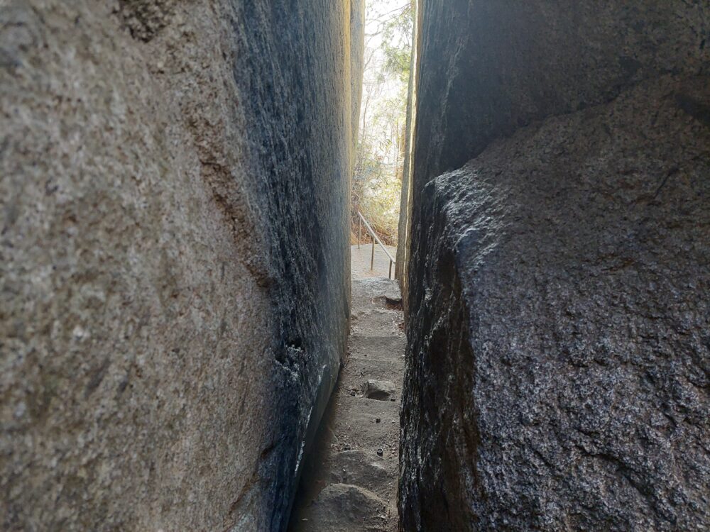 石割神社の裂けた大岩