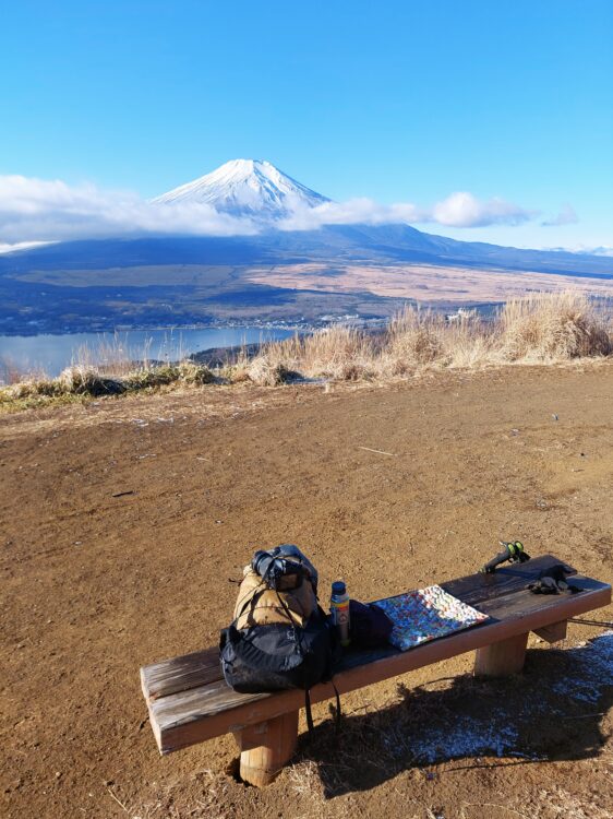 大平山山頂のベンチと登山ザックと富士山