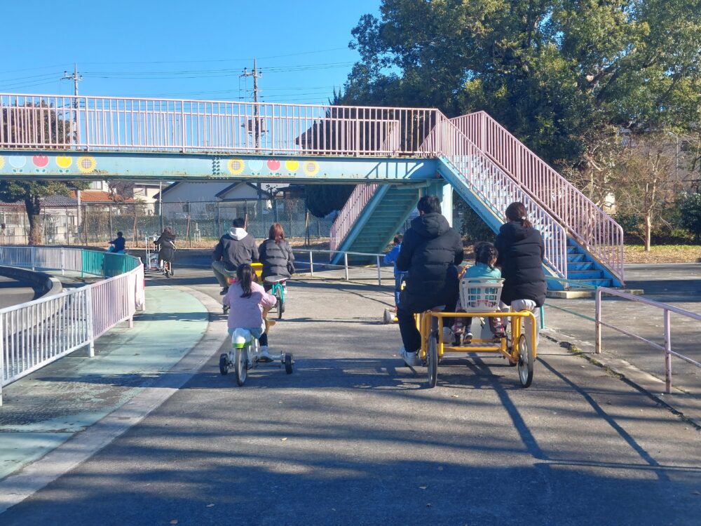 深谷わんぱくランドの変わり種自転車で遊ぶ家族たち