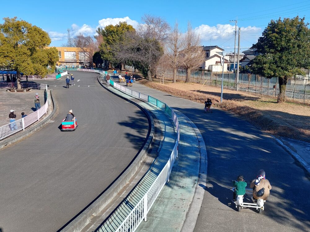 深谷わんぱくランドの変わり種自転車やバッテリーカーで遊ぶ人たち