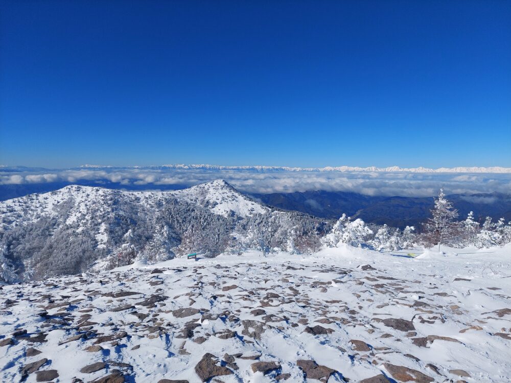 冬の湯ノ丸山山頂から見た北アルプス