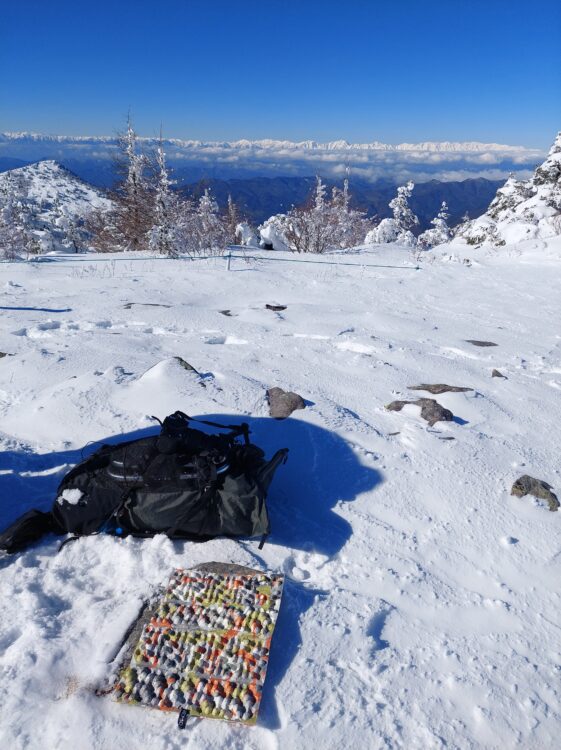 湯ノ丸山山頂（南峰）で座布団強いて休憩