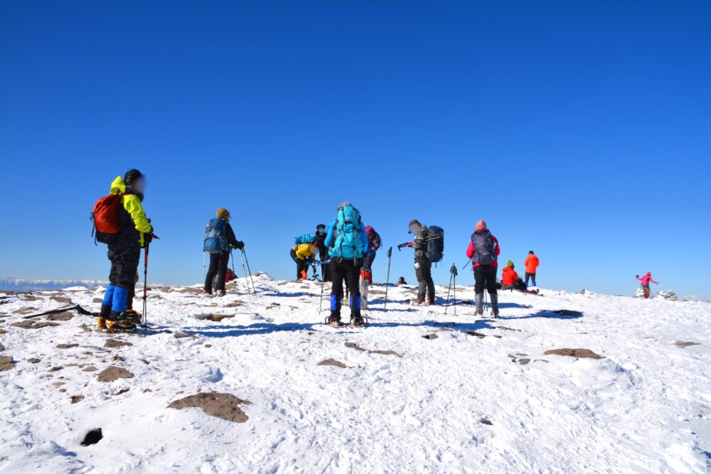 登山者で賑わう湯ノ丸山山頂（南峰）