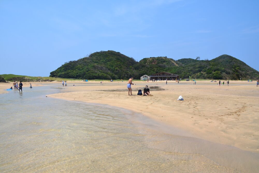 辰ノ島の海で遊ぶ人たち