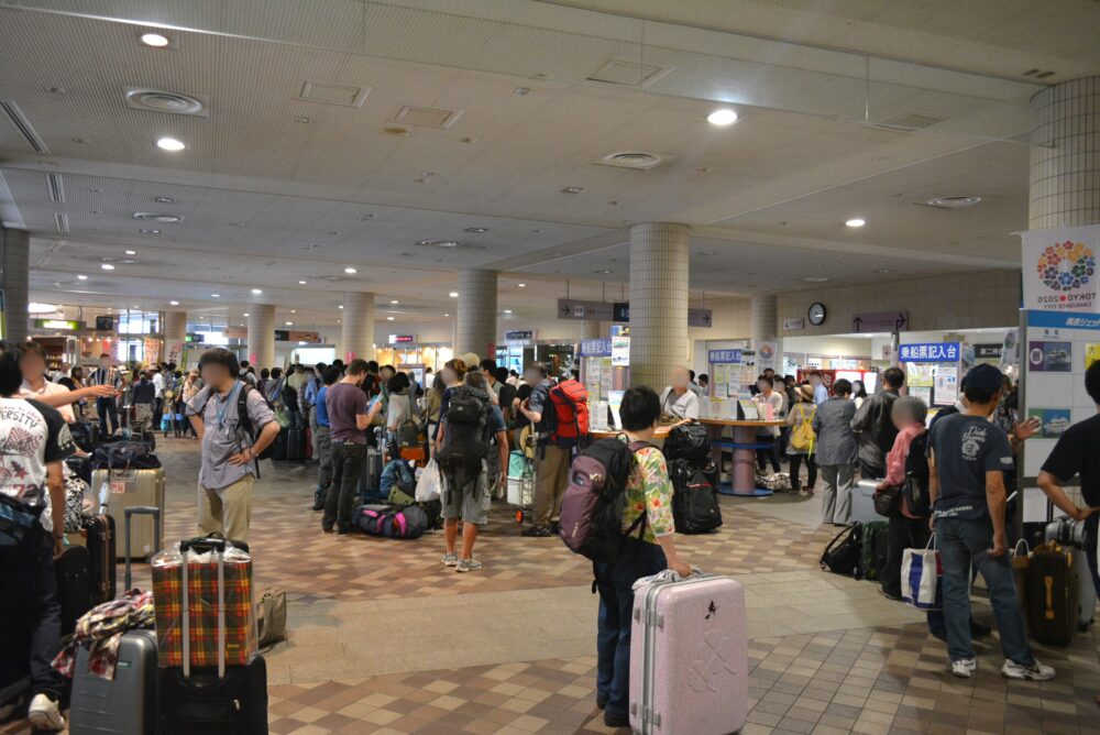 大混雑の竹芝旅客ターミナル