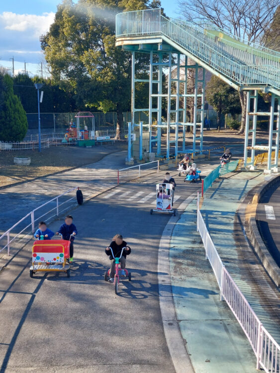 深谷わんぱくランドの変わり種自転車で遊ぶ人たち