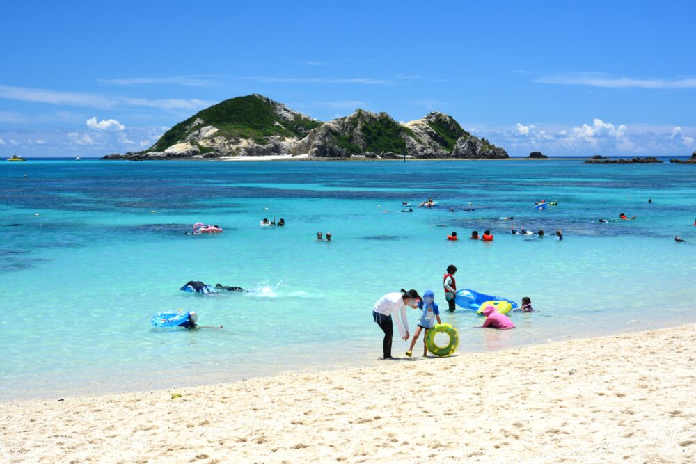 渡嘉敷島の阿波連ビーチで遊ぶ人々