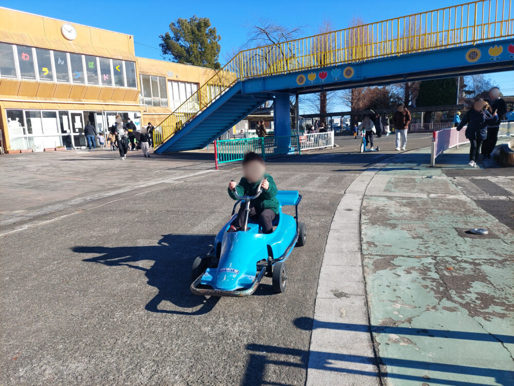 深谷わんぱくランドの変わり種自転車で遊ぶ子供