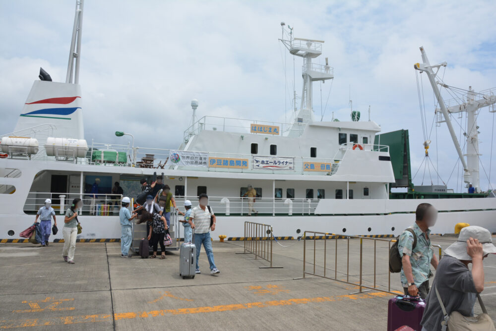 父島に停泊するははじま丸