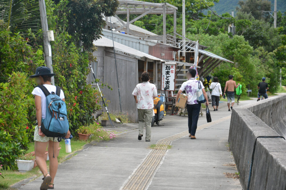 西表島の船浮集落を歩く人たち