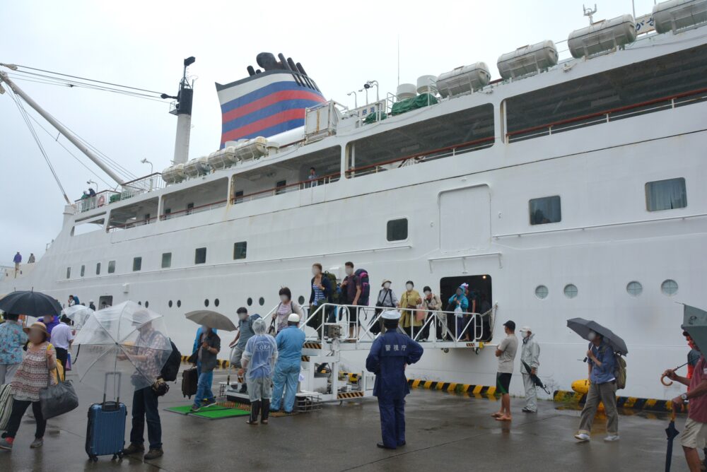 父島の二見港に着いたおがさわら丸kあら下船する人たち