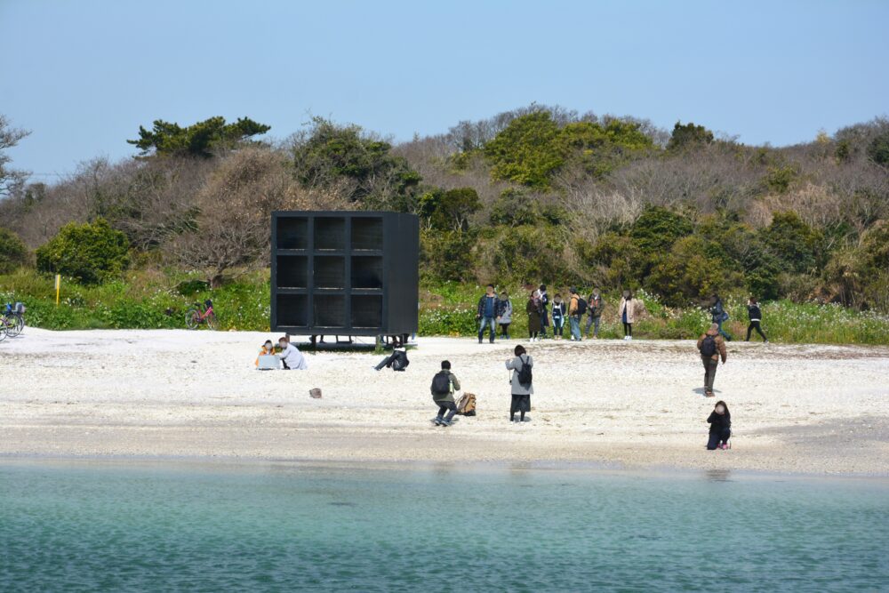 観光客でにぎわう佐久島のおひるねハウス