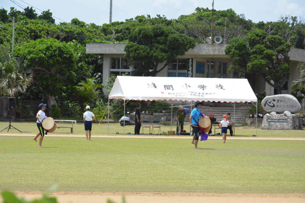 鳩間小中学校でエイサーの練習をしている生徒たち