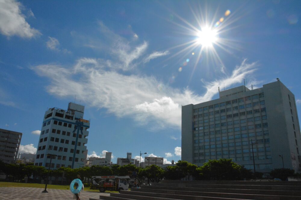 泊港（とまりん）と太陽