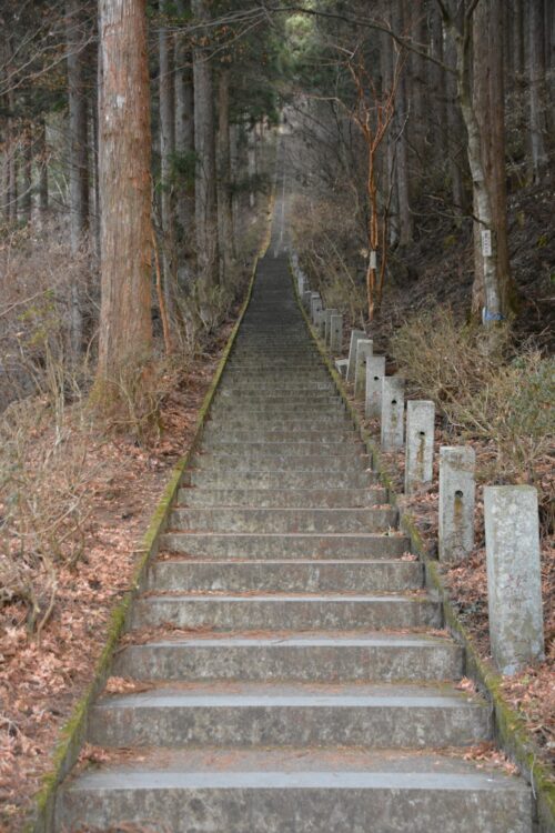 石割神社の参道の石階段