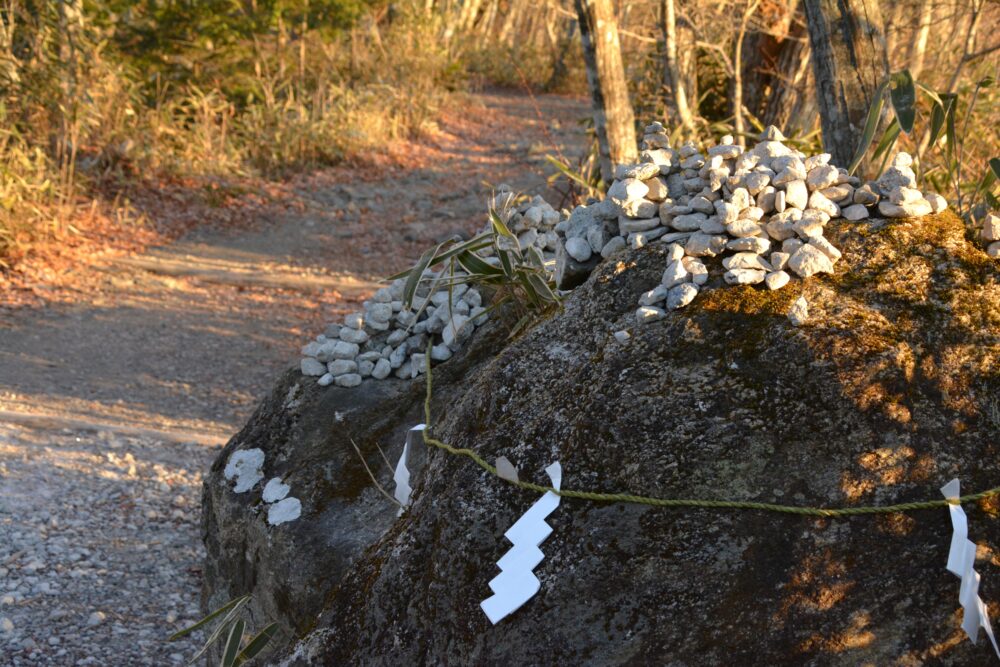 石割山の登山道にある石積み