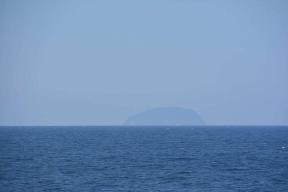 博多ふ頭から見る小呂島