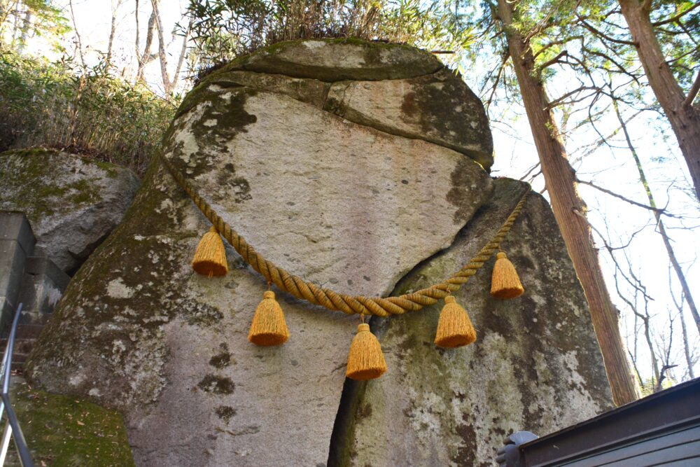 石割神社の大岩