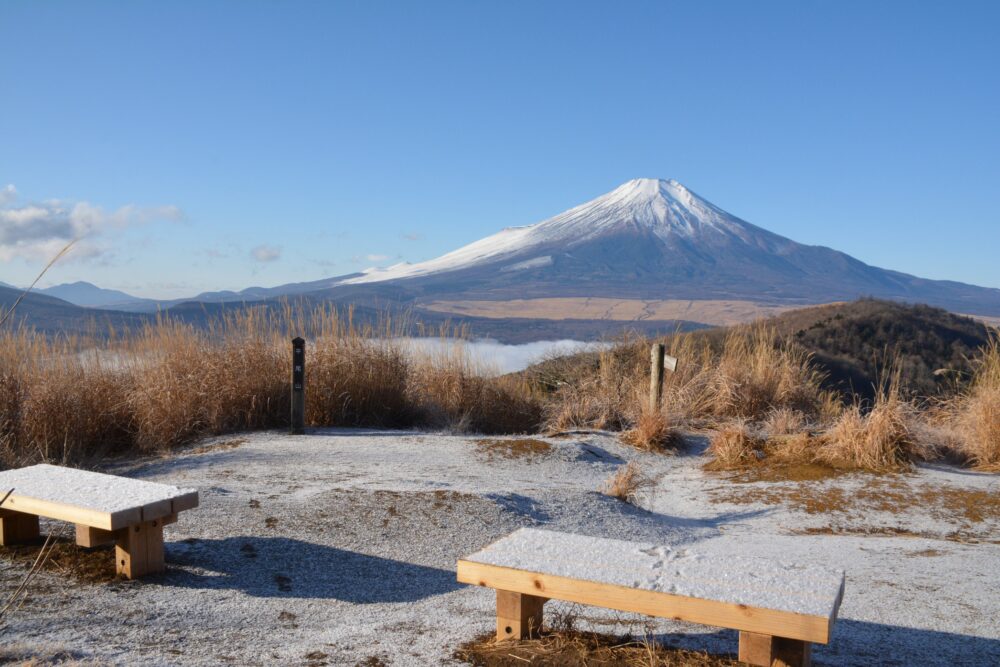 平尾山山頂のベンチと富士山