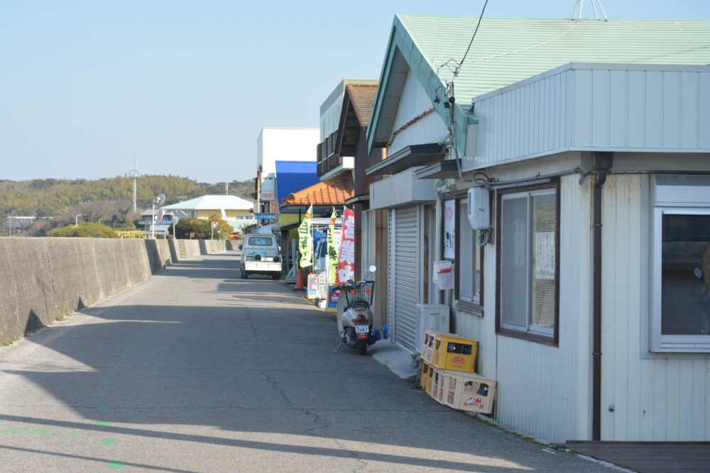 佐久島のメイン通り