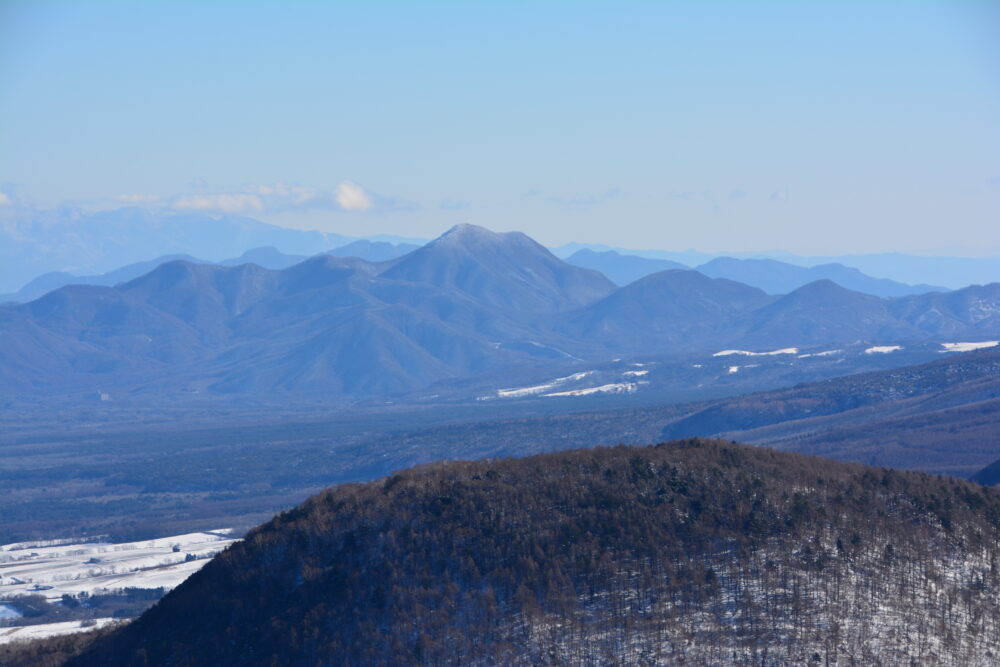 湯ノ丸山から見た浅間隠山