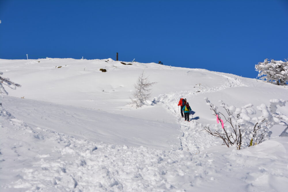 湯ノ丸山の山頂直下を登る登山者