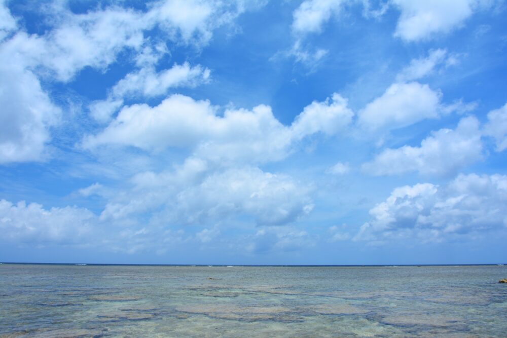 鳩間島の立原浜tお夏空