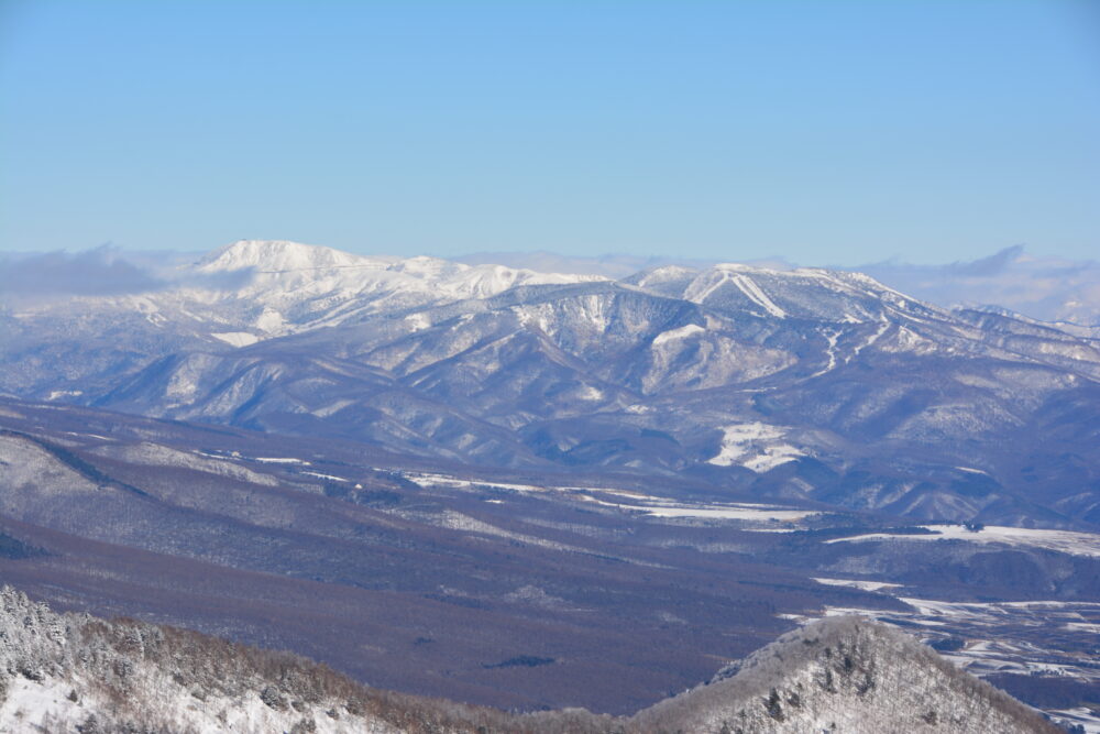 湯ノ丸山山頂（北峰）から見た志賀高原と草津白根山