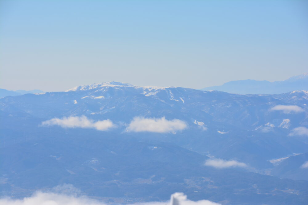 湯ノ丸山山頂から見た霧ヶ峰（車山）