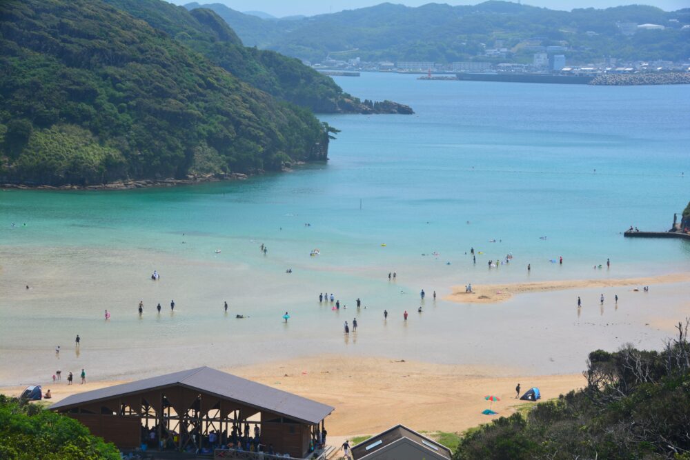 辰ノ島のビーチ裏手の丘から見た海水浴をする人たち