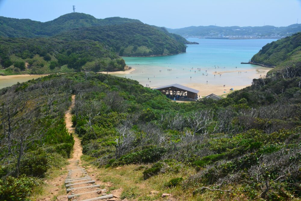 辰ノ島のビーチ裏手の丘から見た風景