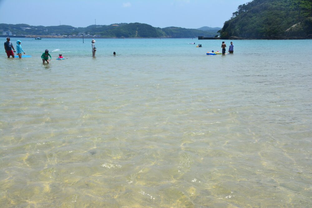 辰ノ島の海で海水浴をする人たち