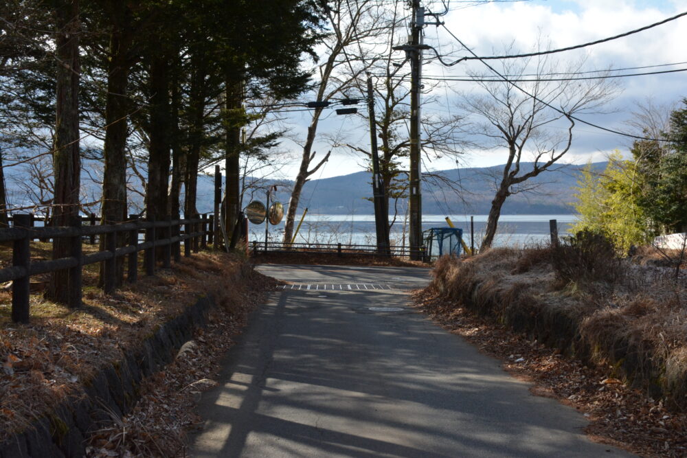 山中湖湖畔の路地