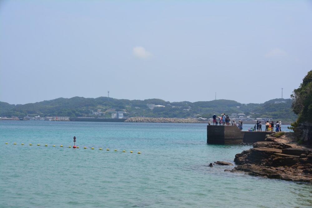 辰ノ島の船着き場で船待ちをする人たち