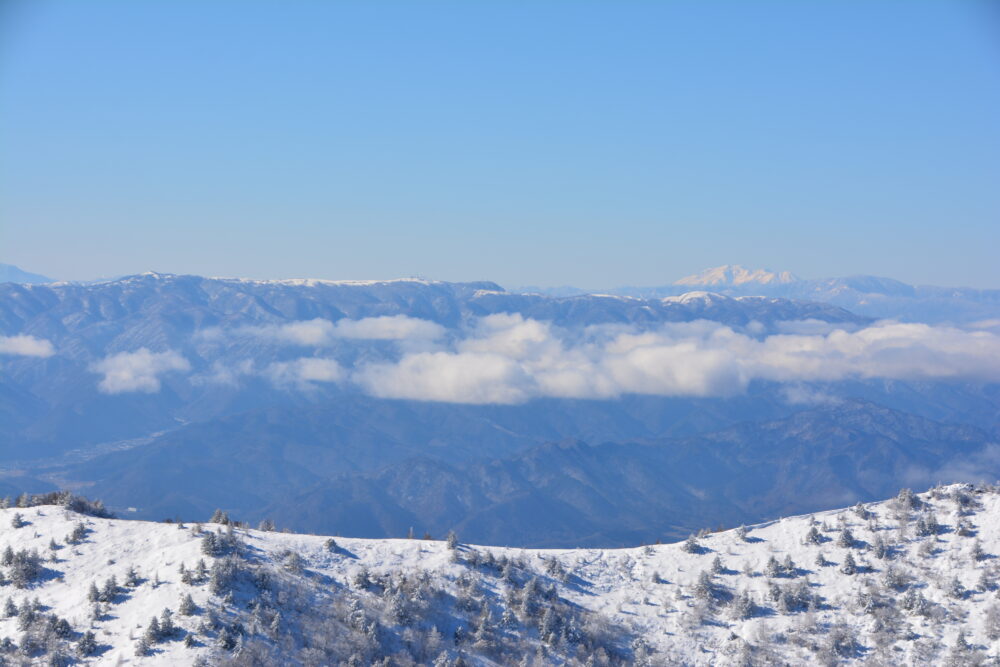 湯ノ丸山山頂から見た美ヶ原と御嶽山